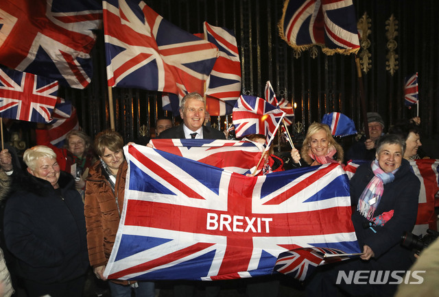 [벨파스트=AP/뉴시스]브렉시트 지지자들이 2020년 1월 31일 영국의 공식적인 EU 탈퇴를 축하하고 있다. 2020.02.01.