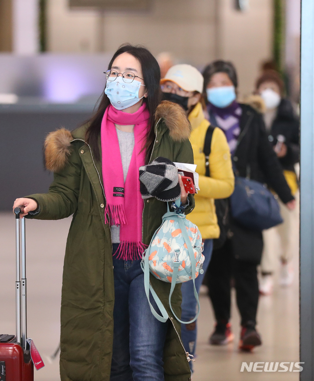 [인천공항=뉴시스]전신 기자 = '후베이성 방문 외국인 입국 제한' 대책에 따라 인천공항에 중국 전용 입국장이 설치된 지난 4일 인천국제공항에서 중국발 항공기 탑승객들이 입국하고 있다. 2020.02.04. photo1006@newsis.com