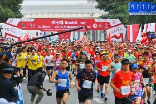 [서울=뉴시스]지난해 5월26일 중국 창춘에서 열린 2019년 창춘국제마라톤에서 참가자들이 출발선을 넘어 달리고 있다. (사진=지린성 페이스북 갈무리) 2020.2.6.
