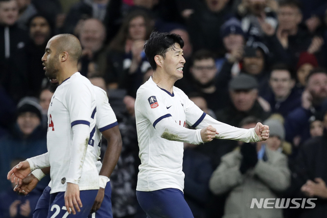 Tottenham&#039;s Son Heung-min, right, celebrates after scoring his side&#039;s third goal during the English FA Cup fourth round replay soccer match between Tottenham Hotspur and Southampton at the Tottenham Hotspur Stadium in London, Wednesday, Feb. 5, 2020. (AP Photo/Kirsty Wigglesworth)