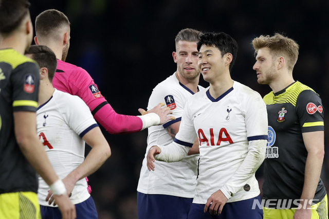 Tottenham&#039;s Son Heung-min, 2nd right, shakes hands with Southampton&#039;s goalkeeper Angus Gunn at the end of the English FA Cup fourth round replay soccer match between Tottenham Hotspur and Southampton at the Tottenham Hotspur Stadium in London, Wednesday, Feb. 5, 2020. Son scored the winning goal in Tottenham&#039;s 3-2 win. (AP Photo/Kirsty Wigglesworth)