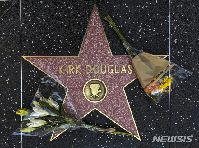 [LA=AP/뉴시스]5일(현지시간) 할리우드 명예의 거리 내 커크 더글라스 자리에 그를 추모하는 꽃이 놓여있다. 2020.02.06 photo@newsis.com 