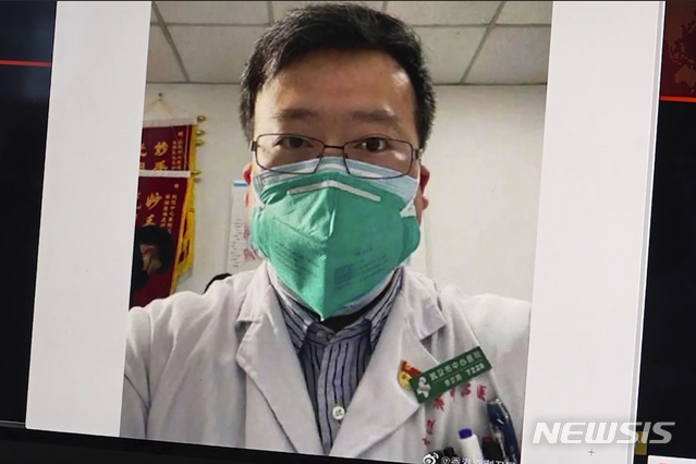 [AP=뉴시스] 신종 코로나 바이러스 감염증의 확산 위험성을 처음으로 경고했던 중국 우한의 의사 리원량이 바이러스에 감염돼 7일 사망했다. 사진은 리원량의 모습. 2020.02.07