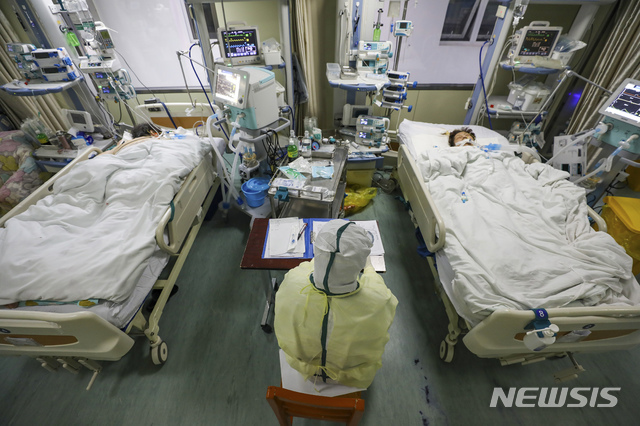 [우한=AP/뉴시스] 중국 후베이성 우한의 한 병원에서 6일 보호복을 입은 의료진이 코로나 19 환자들을 돌보고 있다. 2020.02.13