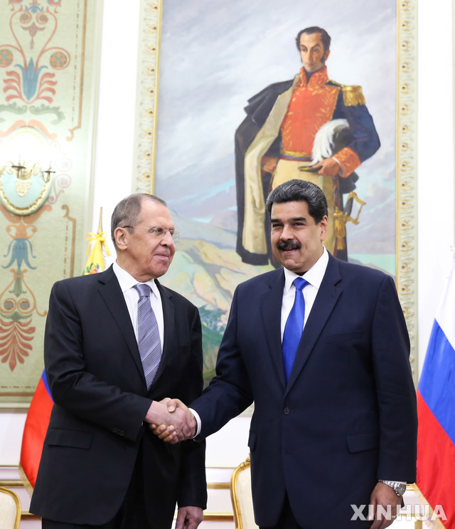  [카라카스 (베네수엘라)= 신화/뉴시스] 2월 9일 카라카스를 공식 방문한 세르게이 라브로프 러시아 외무장관(왼쪽)을 맞아 악수하는 마두로 베네수엘라 대통령. 남미 순방길의 라브로프는 쿠바와 멕시코도 방문할 예정이다. 