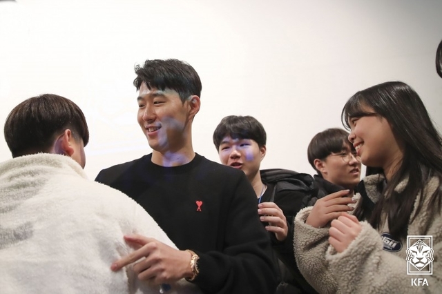 [서울=뉴시스]팬들과 만난 손흥민(왼쪽 두번째).(사진=대한축구협회 제공)