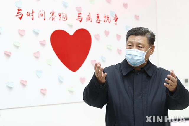 [베이징=신화/뉴시스]시진핑 중국 국가주석이 10일 중국 수도 베이징의 질병통제예방센터를 방문해 관계자들과 얘기를 나누고 있다. 시진핑 주석은 이날 베이징의 신종 코로나바이러스 예방과 관리 작업을 점검했다. 한편 중국 국가위생건강위원회는 10일 0시 기준 중국 전역 신종 코로나 사망자가 908명, 누적 확진자는 4만171명으로 집계됐다고 발표했다. 2020.02.11.