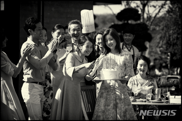 [서울=뉴시스] 영화 '기생충: 흑백판'. (사진=CJ엔터테인먼트 제공) 2020.02.13. photo@newsis.com  