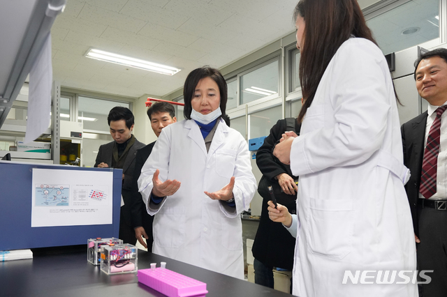 박영선 장관 "마스크 수급에 힘쓰는 착한기업이 진정한 애국자"