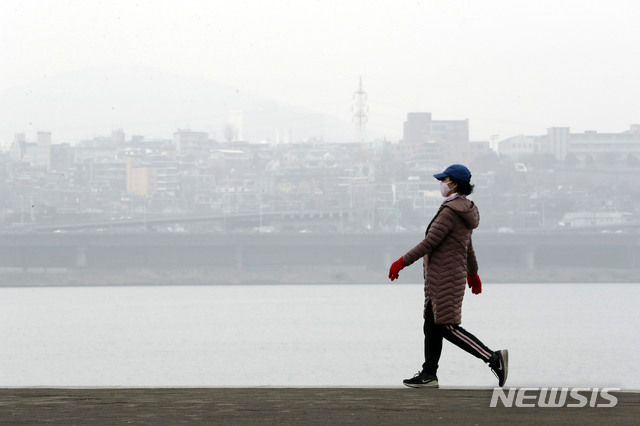 [서울=뉴시스] 최동준 기자 = 미세먼지 농도가 나쁨 수준을 보이고 있는 13일 서울 반포 한강공원에서 한 시민이 마스크를 쓰고 운동하고 있다. 2020.02.13.  photocdj@newsis.com