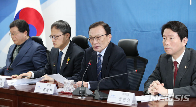 [서울=뉴시스] 김진아 기자 = 이해찬 더불어민주당 대표가 14일 오전 서울 여의도 국회 의원회관에서 열린 확대간부회의에서 발언을 하고 있다. 2020.02.14. bluesoda@newsis.com