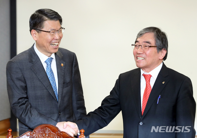 [서울=뉴시스]이윤청 기자 = 은성수 금융위원장과 윤석헌 금융감독원장이 14일 서울 중구 은행회관 중회의실에서 열린 거시경제 금융회의에 참석하며 인사하고 있다. 2020.02.14.  radiohead@newsis.com