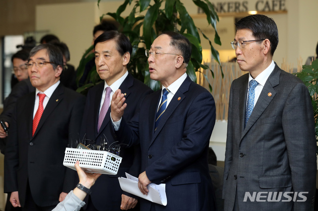 [서울=뉴시스]이윤청 기자 =홍남기 경제부총리 겸 기획재정부 장관이 14일 서울 중구 은행회관 중회의실에서 열린 거시경제 금융회의를 마치고 취재진의 질문에 답하고 있다. 왼쪽부터 윤석헌 금융감독원장, 이주열 한국은행 총재, 홍남기 부총리, 은성수 금융위원장. 2020.02.14.  radiohead@newsis.com