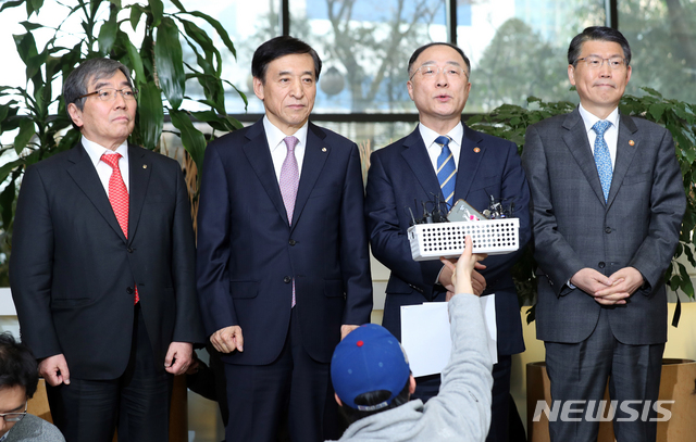 [서울=뉴시스]이윤청 기자 =홍남기 경제부총리 겸 기획재정부 장관이 14일 서울 중구 은행회관 중회의실에서 열린 거시경제 금융회의를 마치고 논의 내용에 대해 발언하고 있다. 왼쪽부터 윤석헌 금융감독원장, 이주열 한국은행 총재, 홍남기 부총리, 은성수 금융위원장. 2020.02.14.  radiohead@newsis.com