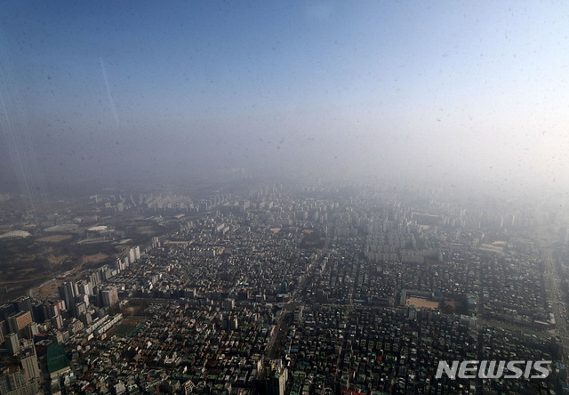 [서울=뉴시스] 박주성 기자 = 서울의 미세먼지, 초미세먼지가 나쁨을 보이고 있는 가운데 14일 오후 서울 송파구 서울스카이에서 바라본 서울 하늘이 뿌옇게 보이고 있다. 2020.02.14.   park7691@newsis.com