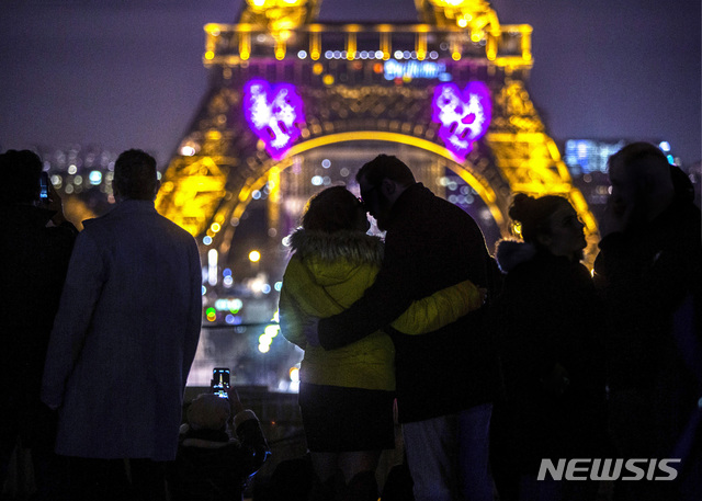 [파리=AP/시스]14일(현지시간) 밸런타인 데이를 기념해 조명을 밝힌 프랑스 파리의 에펠 탑 모습. 2020.02.15. 