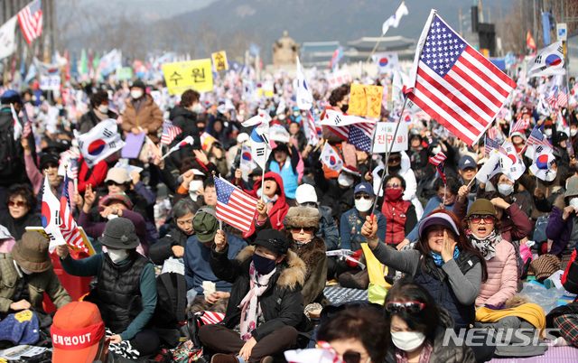 [서울=뉴시스]김선웅 기자 = 문재인하야범국민투쟁본부(범투본)가 청와대 앞 불법농성 천막을 철거당한 후 첫 번째 주말을 맞은 15일 서울 종로구 광화문광장 일대에서 정부 규탄 집회를 진행하고 있다. 2020.02.15.  mangusta@newsis.com