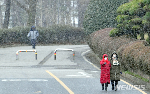 [광주=뉴시스] 류형근 기자 = 광주와 전남지역에 눈이 내리고 있는 가운데 16일 오후 광주 북구 중외공원에서 시민들이 산책을 하고 있다. 2020.02.16. hgryu77@newsis.com