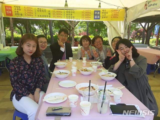  여주시 임영석 시민소통관과 직원들이 '직원외식의 날' 함께 점심식사를 하는 모습.