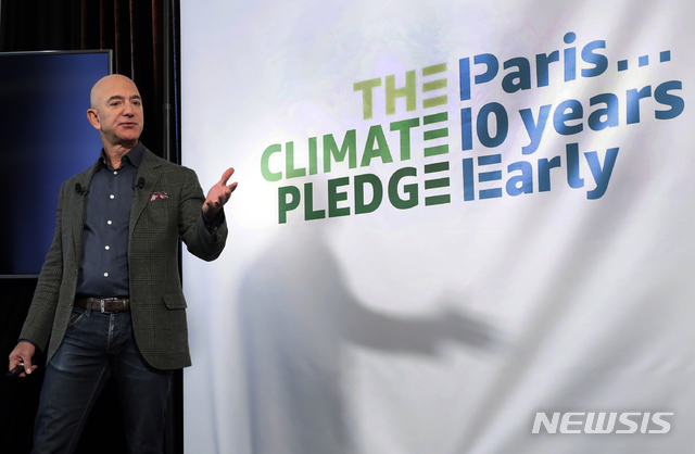 [워싱턴=AP/뉴시스]2019년 9월19일 제프 베이조스 미 아마존 최고경영자(CEO)가 워싱턴의 내셔널 프레스 클럽에서 기자회견을 하고 있다. 베이조스는 17일(현지시간) 기후변화와의 싸움을 돕는데 100억 달러(11조8400억원)를 사용할 계획이라고 말했다. 2020.2.18
