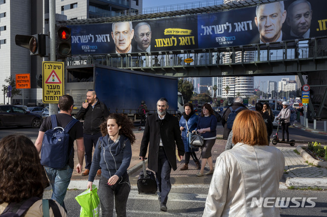  [라마트간(이스라엘)=AP/뉴시스]18일(현지시간) 이스라엘 라마트간 거리 육교 위에 오는 3월 총선을 앞둔 베냐민 네타냐후(오른쪽) 총리와 베니 간츠 청백당 대표의 선거 운동 포스터가 걸려 있다. 이스라엘 우파 종교 정당들은 내달 총선에서 네타냐후 총리를 지지하기로 선언했으며 청백당은 이를 비판하고 있다. 2020.02.18.  