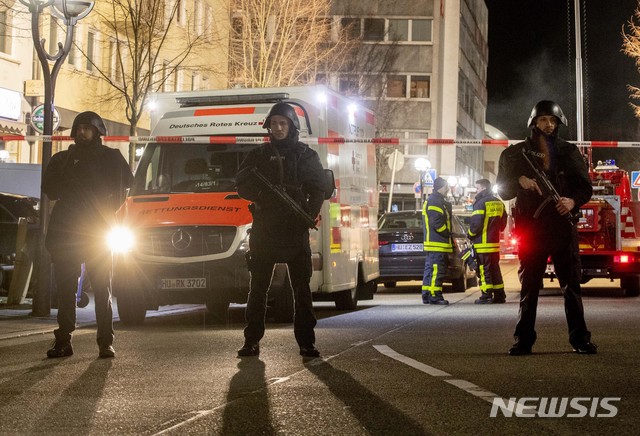 [하나우(독일)=AP/뉴시스]19일(현지시간) 독일 하나우에서 총격이 발생해 경찰이 현장 주변을 봉쇄하고 있다. 경찰은 한 남성이 하나우 시내에서 자동차를 운전하며 총격을 가한 것으로 보인다고 전했다. 2020.02.20.