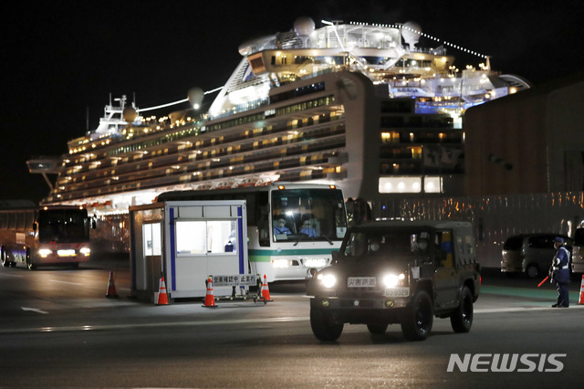 [요코하마=AP/뉴시스] 일본 항구에서 강제정박의 격리 조치를 당해온 크루즈선 다이아몬드 프린세스호가 격리 해제 이틀째인 20일 코로나 19 음성 탑승자의 단체 하선을 계속했다. 2020. 2. 20. 