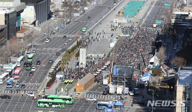 [서울=뉴시스] 조수정 기자 = 신종 코로나 바이러스 감염증(코로나19)가 전국적으로 확산세를 보이는 가운데 지난 23일 감염병 관리 관련 법률 등으로 집회 시위가 금지된 서울 광화문광장에서 전광훈 목사가 이끄는 문재인하야범국민투쟁본부 회원들이 집회를 하고 있다. 2020.02.23. chocrystal@newsis.com