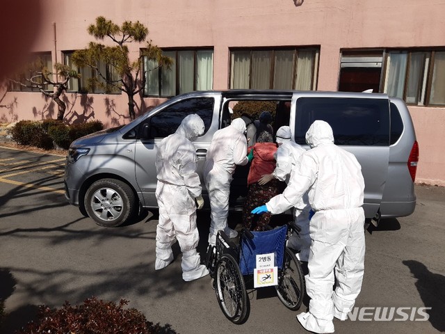 24일 오전 청도 대남병원에서 소방 구급대원들이 일반환자를 이송하고 있다.