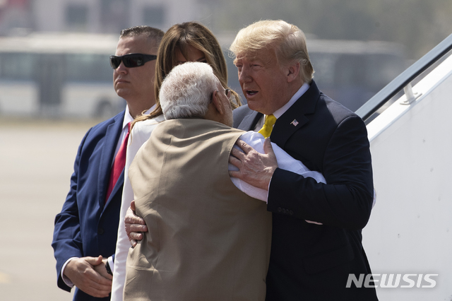 [아마다바드=AP/뉴시스]인도를 방문한 도널드 트럼프(오른쪽) 미국 대통령과 부인 멜라니아 여사가 24일(현지시간) 아마다바드의 사다르 발라바이 파텔 국제공항에 도착해 전용기에서 내려 나렌드라 모디 인도 총리의 영접을 받고 있다. 2020.02.24.