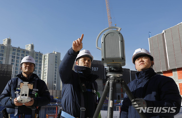 [서울=뉴시스] 대림산업 직원들이 김포시 e편한세상 김포 로얄하임 현장에서 3D 스캐너와 드론을 활용하여 BIM 설계에 필요한 측량자료를 촬영하고 있다. (사진=업체제공)