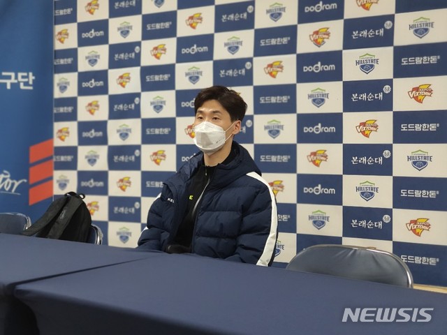 [수원=뉴시스] 김주희 기자=삼성화재 박철우가 25일 수원체육관에서 열린 한국전력과의 경기에서 승리 후 마스크를 착용하고 인터뷰에 응하고 있다. 