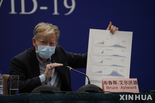  [베이징=신화/뉴시스]중국에서 세계보건기구(WHO)의 신종 코로나바이러스 감염증(코로나19) 공동 조사단을 이끈 브루스 아일워드 박사가 24일 베이징에서 조사 결과에 관해 기자회견을 하고 있다. 2020.2.25. 
