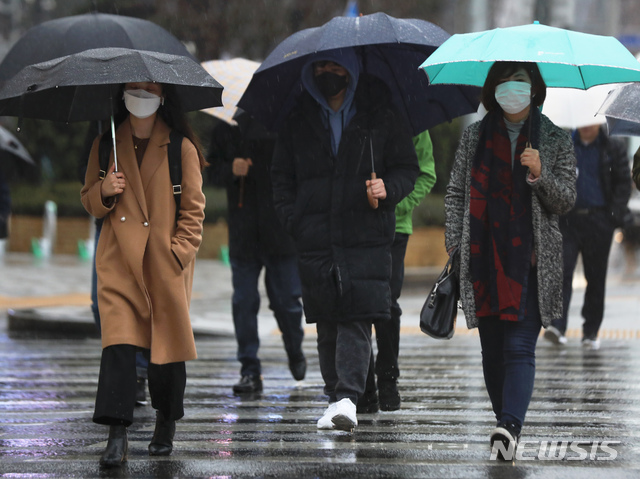 [서울=뉴시스]이윤청 기자 = 전국에서 비가 내리는 25일 오전 서울 종로구 광화문광장에서 시민들이 출근길 발걸음을 재촉하고 있다. 2020.02.25. radiohead@newsis.com