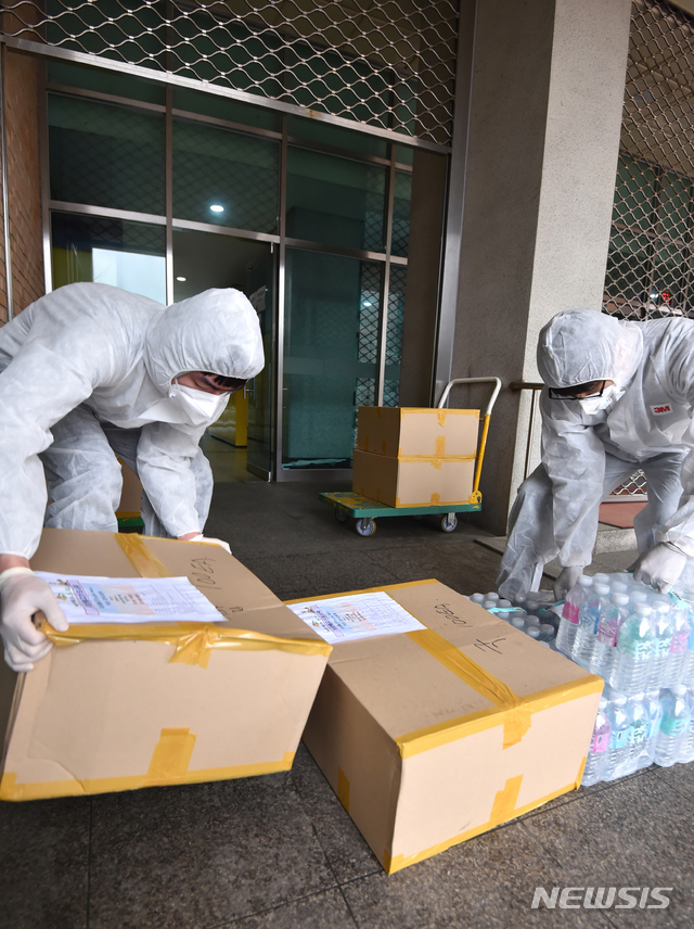 [용인=뉴시스] 김종택 기자 = 지난 25일 오후 경기 용인시 단국대학교 죽전캠퍼스 관계자들이 전날 입국해 유학생 전용 기숙사에 격리되어 있는 중국인 유학생들에게 전달할 도시락을 옮기고 있다. 2020.02.25.semail3778@naver.com