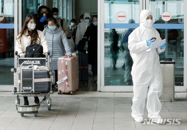 [인천공항=뉴시스] 최동준 기자 = 인천국제공항에 도착한 중국인 유학생들이 25일 학교 관계자에게 안내를 받으며 이동하고 있다. 2020.02.25.  photocdj@newsis.com