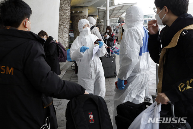 [인천공항=뉴시스] 최동준 기자 = 인천국제공항에 도착한 중국인 유학생들이 25일 학교 관계자에게 이동 안내를 받고 있다. 2020.02.25.  photocdj@newsis.com