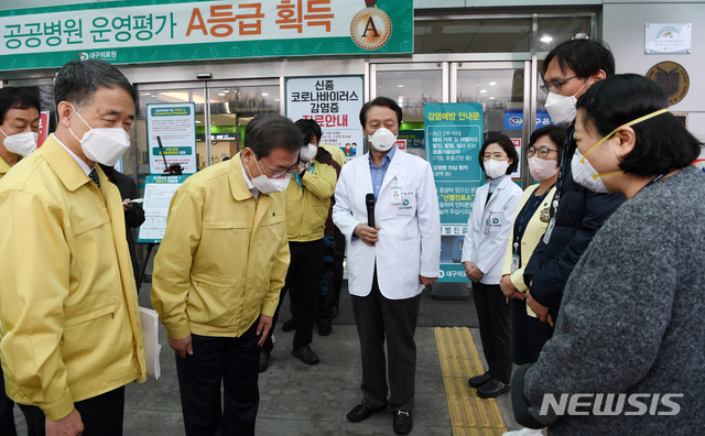 [대구=뉴시스]배훈식 기자 = 문재인 대통령이 25일 대구 서구 대구의료원을 찾아 의료진에게 인사하고 있다. 2020.02.25. dahora83@newsis.com