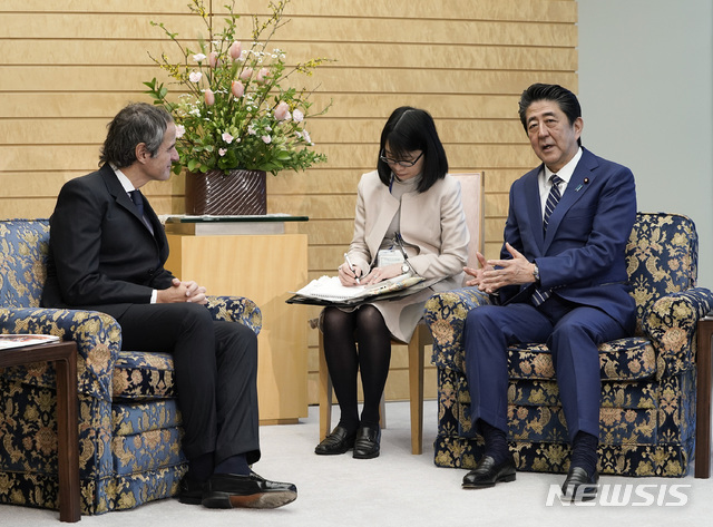 [도쿄=AP/뉴시스]라파엘 마리아노 그로시(왼쪽) 국제원자력기구(IAEA) 사무총장이 25일 도쿄 총리관저에서 아베 신조 총리를 만나 회담하고 있다. 그로시 사무총장은 26일 폐로 작업이 진행 중인 후쿠시마 제1 원전을 방문할 것으로 알려졌다. 2020.02.25.