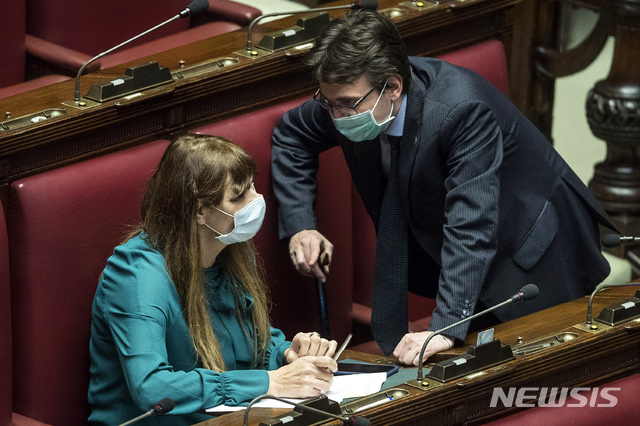 [로마=AP/뉴시스] 25일(현지시간) 이탈리아 국회의원들이 마스크를 낀 채 의사당에서 이야기를 나누고 있다. 신종 코로나바이러스 감염증(코로나19) 환자가 급속히 늘고 있는 이탈리아의 누적 사망자는 27일(현지시간) 17명으로 늘며 한국의 누적 사망자 수 13명을 제쳤다. 2020.2.28.