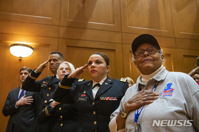 [AP/뉴시스] 미국의 각군 퇴역 여군들이 2020년 2월 일리노이주 행사에서 국가 연주에 경례하고 있다
