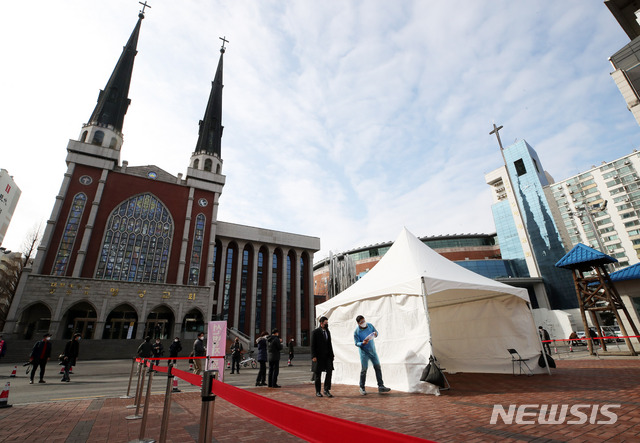 [서울=뉴시스] 고범준 기자 = 명성교회 부목사가 신종 코로나바이러스 감염증(코로나19) 확진 판정을 받은 가운데 26일 오전 서울 강동구 명성교회에 앞에 선별진료소가 설치되어 있다. 2020.02.26. bjko@newsis.com