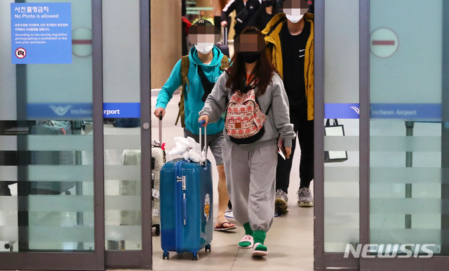 [인천공항=뉴시스]홍효식 기자 = 아프리카 섬나라 모리셔스의 입국 제한으로 두바이에서 머물던 신혼부부가 26일 인천국제공항을 통해 귀국하고 있다. 2020.02.26. yesphoto@newsis.com