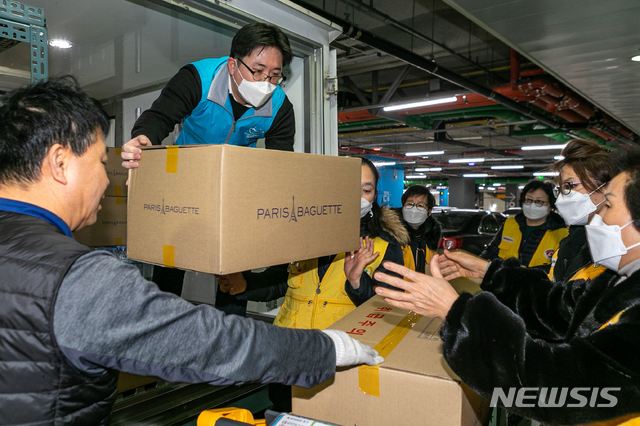 [서울=뉴시스] SPC그룹 임직원들이 대구지역에 보낼 지원품을 옮기고 있다. 