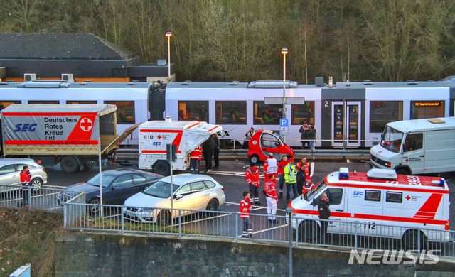 [이다오버슈타인=AP/뉴시스]26일(현지시간) 독일 이다 오버슈타인의 한 역에 약 70명의 승객이 탑승한 지역 열차가 신종 코로나바이러스 의심으로 정지한 후 출동한 구급차와 경찰이 모여 있다. 2020.02.27. 