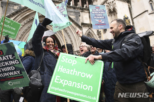 [런던=AP/뉴시스] 27일 런던 항소법원 앞에서 히스로 3활주로 계획이 환경 문제를 이유로 불법 판결을 받자 반대활동가들이 환호하고 있다 2020. 2. 27.  
