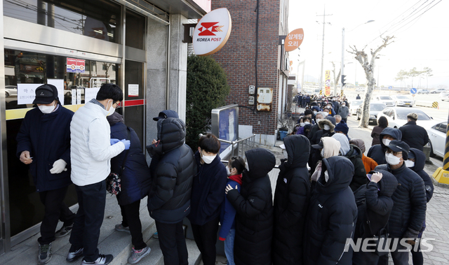 공적 마스크 중복 구매 막는다…영동군 판매 '오전 11시' 통일