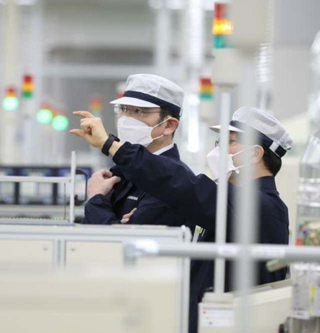 [서울=뉴시스] 이재용 삼성전자 부회장이 3일 구미사업장에서 스마트폰 생산 공장을 점검하고 있다. 사진 삼성전자
