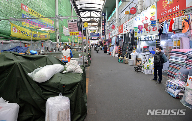 [대구=뉴시스] 이무열 기자 = 신종 코로나바이러스 감염증(코로나19) 확산으로 임시휴장에 들어갔던 3일 오후 대구 중구 서문시장이 재개장한지 이틀이 지났지만 대부분 점포가 문을 열지 않아 한산한 모습을 보이고 있다. 2020.03.03.lmy@newsis.com