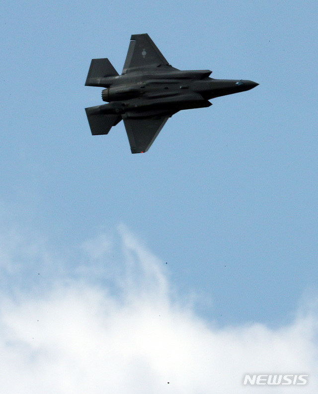 [청주=뉴시스] 4일 충북 청주시 공군사관학교에서 열린 제68기 졸업 및 임관식에 F-35A가 축하비행을 하고 있다. 2020.03.04. 